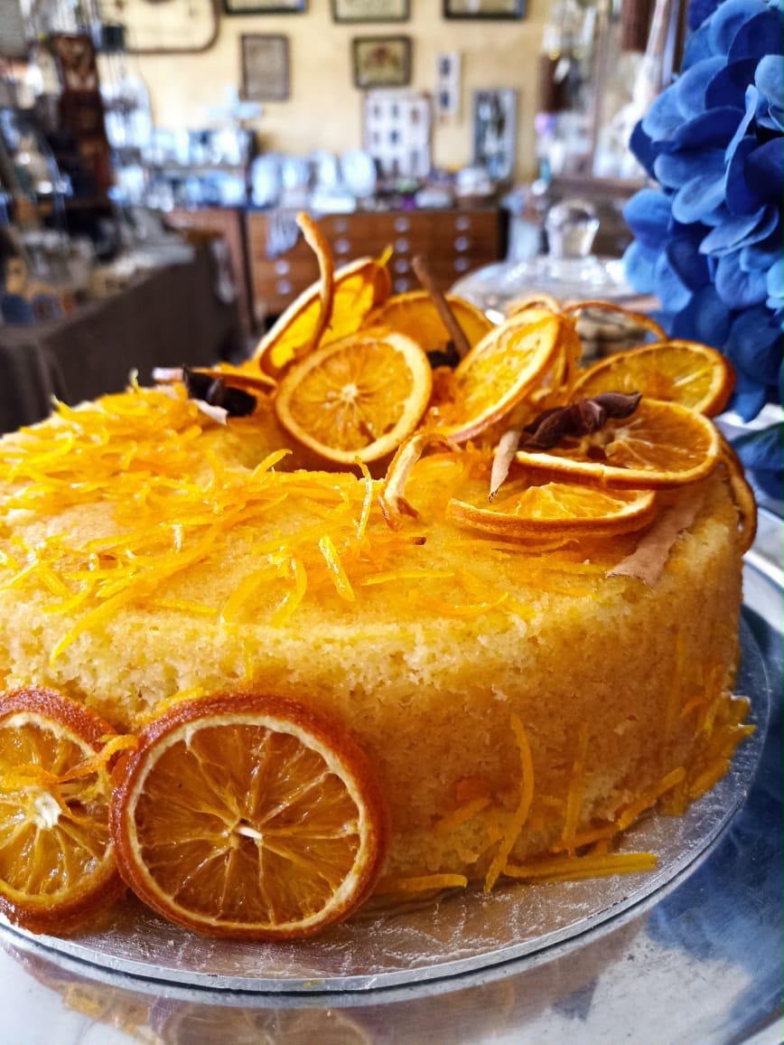 Klam lemoenkoek met 'n sagte glasuur bo-op op 'n bord